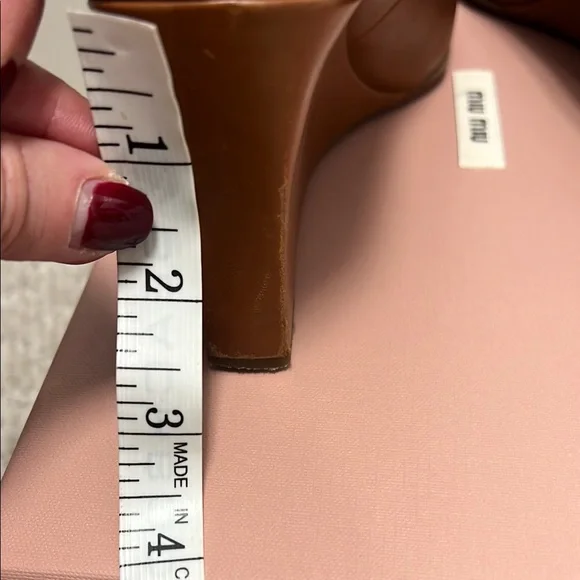 Tory Burch Tan Wedges with Gold Emblem - Picture 4 of 7